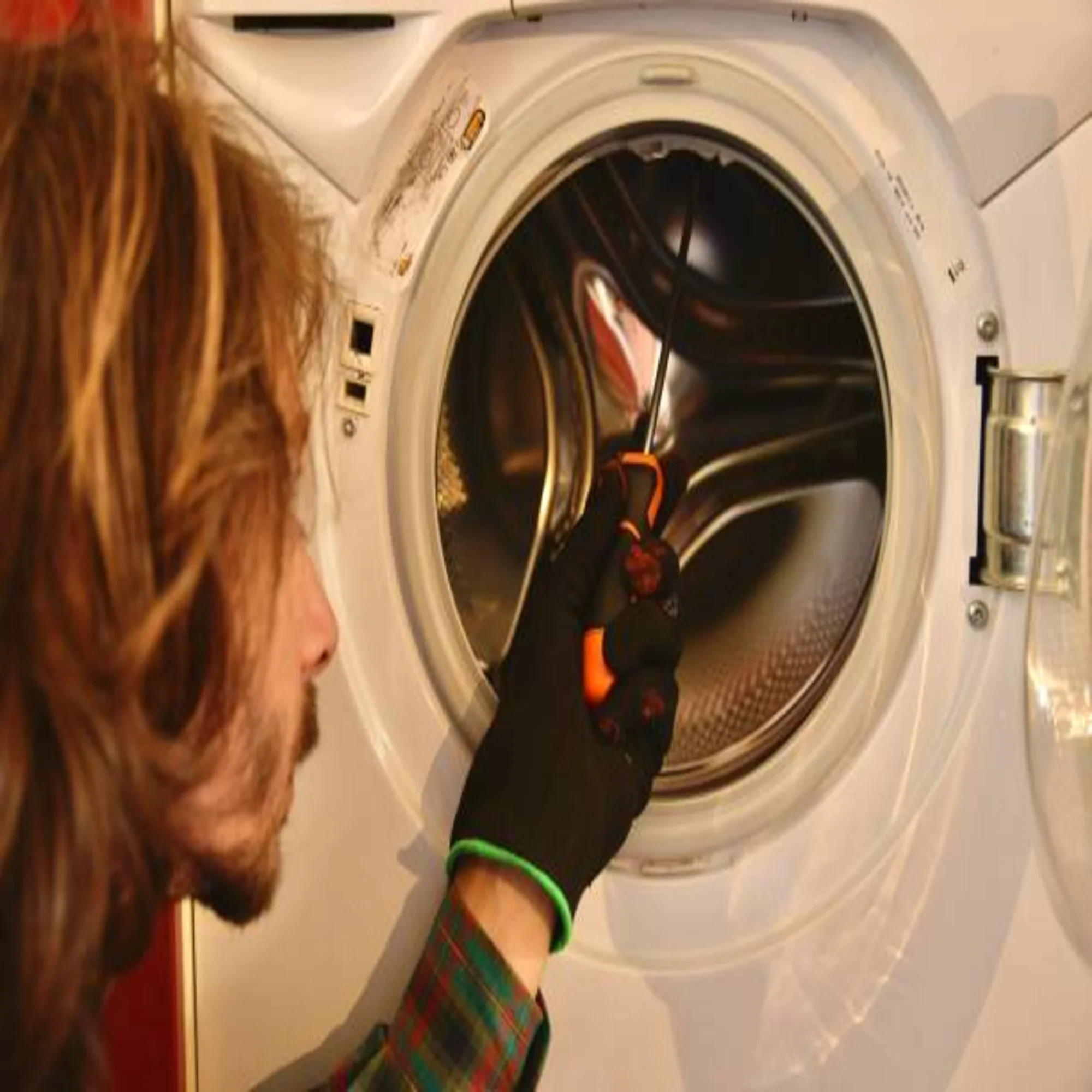 Reparación de lavadora Maytag; un técnico especializado revisando el interior de una lavadora