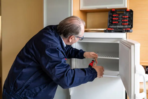 Reparación de refrigeradores Mabe; reparación de un refrigerador pequeño