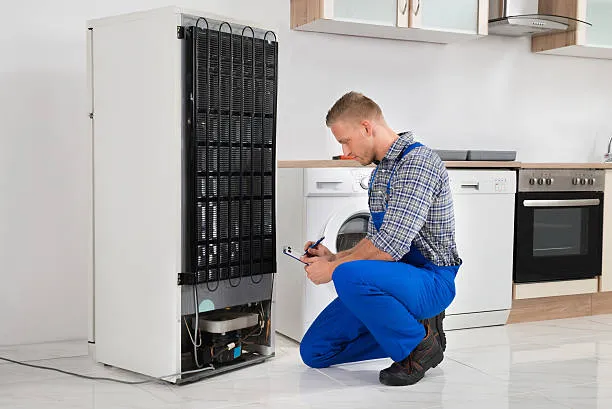 Reparación de refrigeradores Sub-Zero; técnico realizando anotaciones sobre los fallos de un refrigerador