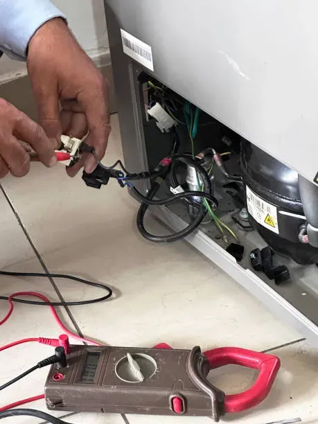 Reparación de refrigeradores Samsung; acercamiento a un refrigerador abierto por detrás donde se observan cables y el motor.