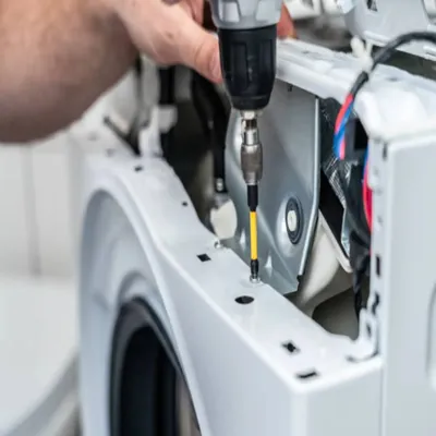 Proceso de desarmado por un técnico durante la reparación de lavadora Mabe en CDMX para acceder a componentes internos.