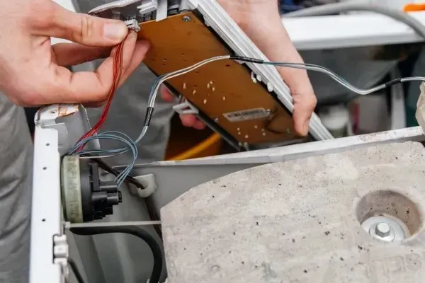 Técnico conectando la tarjeta electrónica, parte clave de la reparación de lavadora Mabe en CDMX.